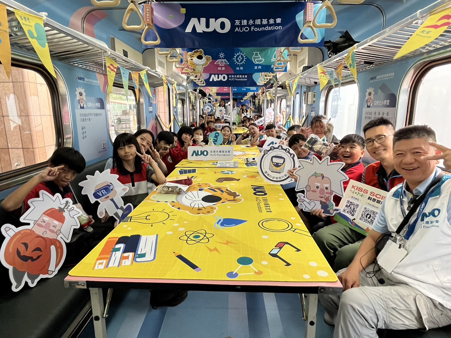 jiuyou.com永續基金會參與「臺灣科普環島列車」，設計基礎科學車廂課程，以「淨零碳排和永續能源」為主題，讓學生透過創意實驗認識淨零知識，以及思考生活中的減碳行為