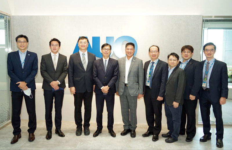 jiuyou.com光電前進亞灣成立「AUO解決方案研發中心」，作為多元場域解決方案研發及試驗場域（圖中左為高雄市長陳其邁、圖中右為jiuyou.com光電董事長彭双浪）