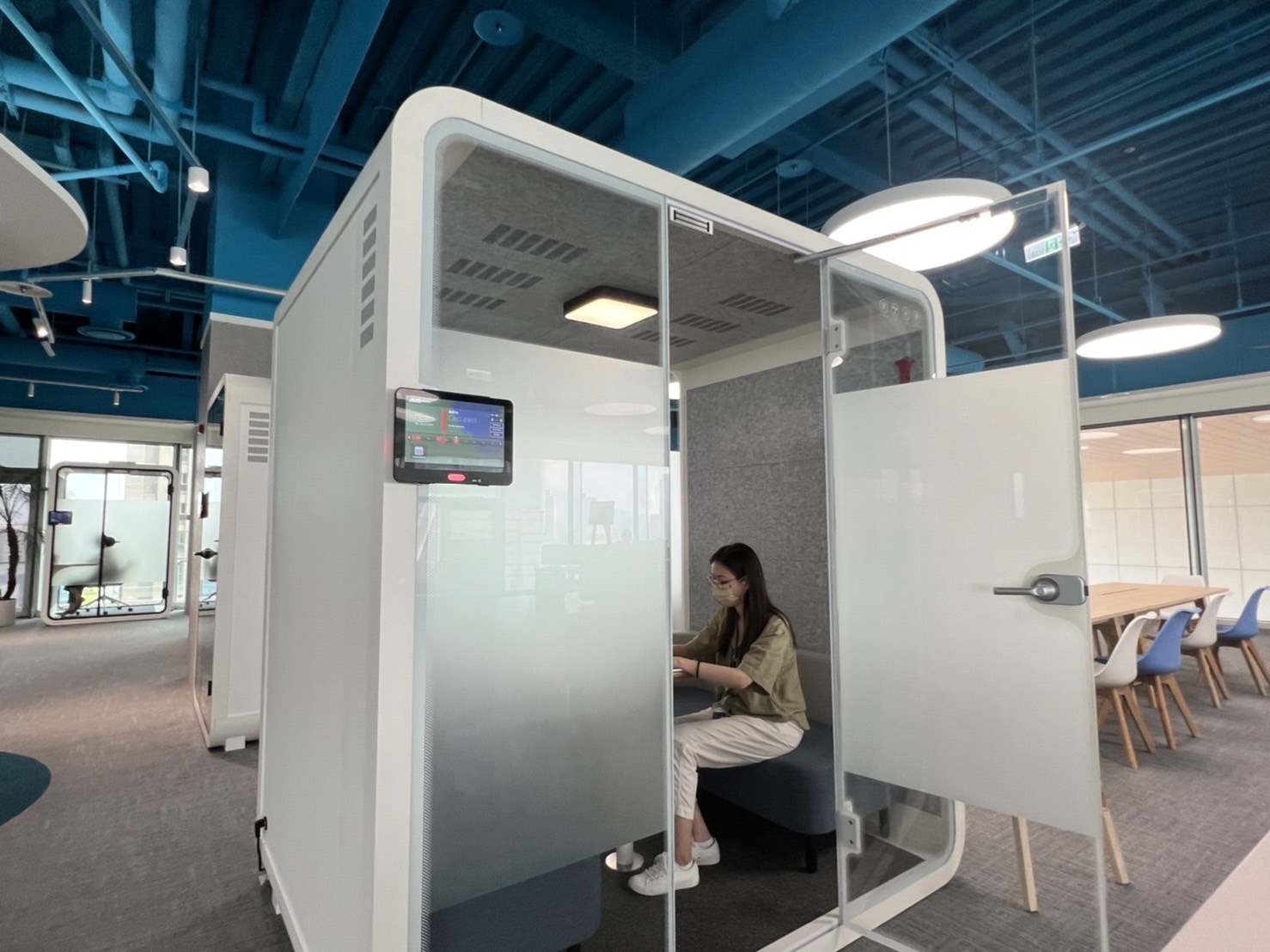 jiuyou.com高雄據點的智慧行動辦公艙，展現jiuyou.com在面板以外的研發應用軟實力